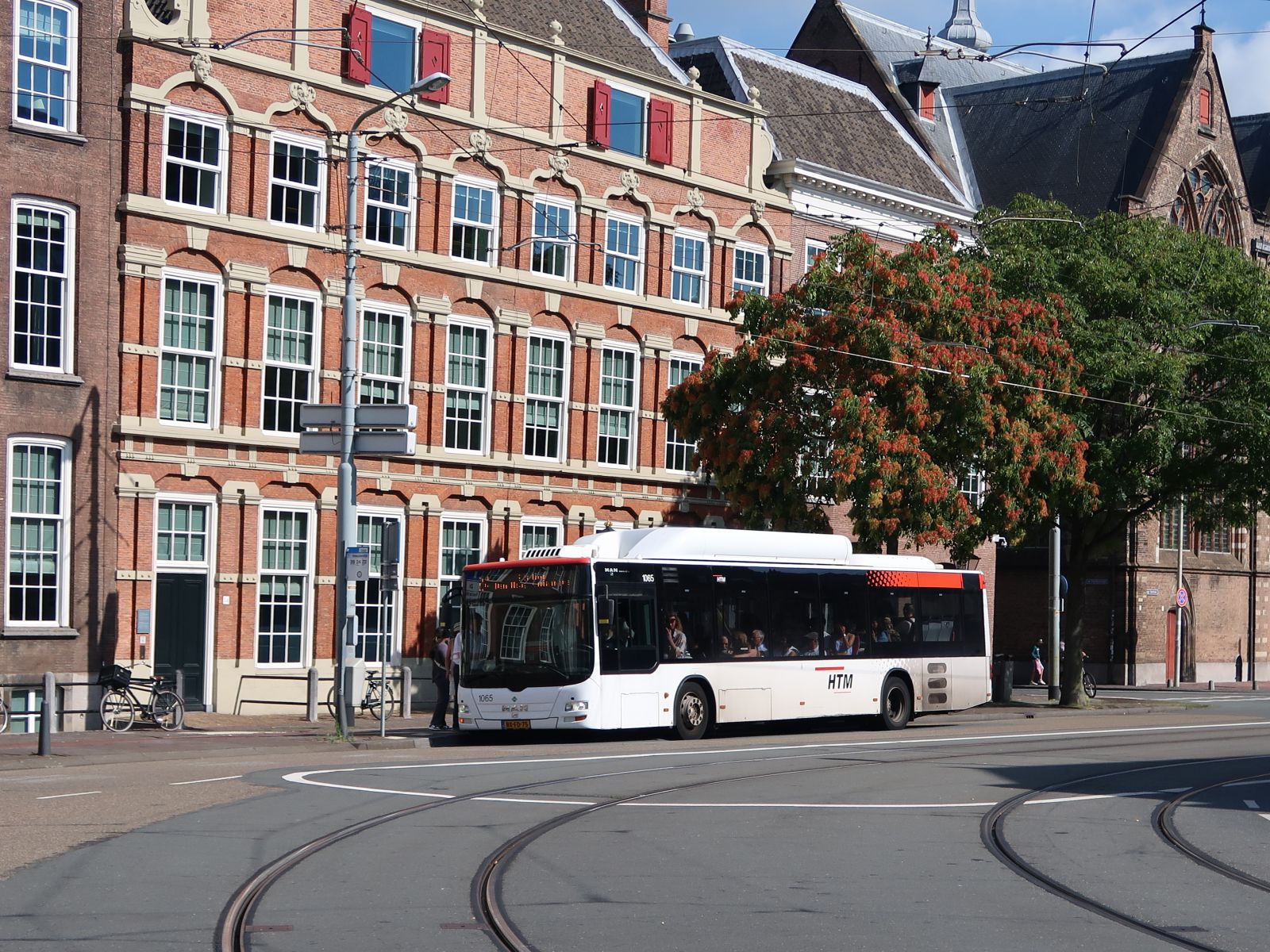 HTMbuzz Bus 1065 MAN Lion's City. Kneuterdijk, Den Haag 23-08-2023.

HTMbuzz bus 1065 MAN Lion's City. Kneuterdijk, Den Haag 23-08-2023.