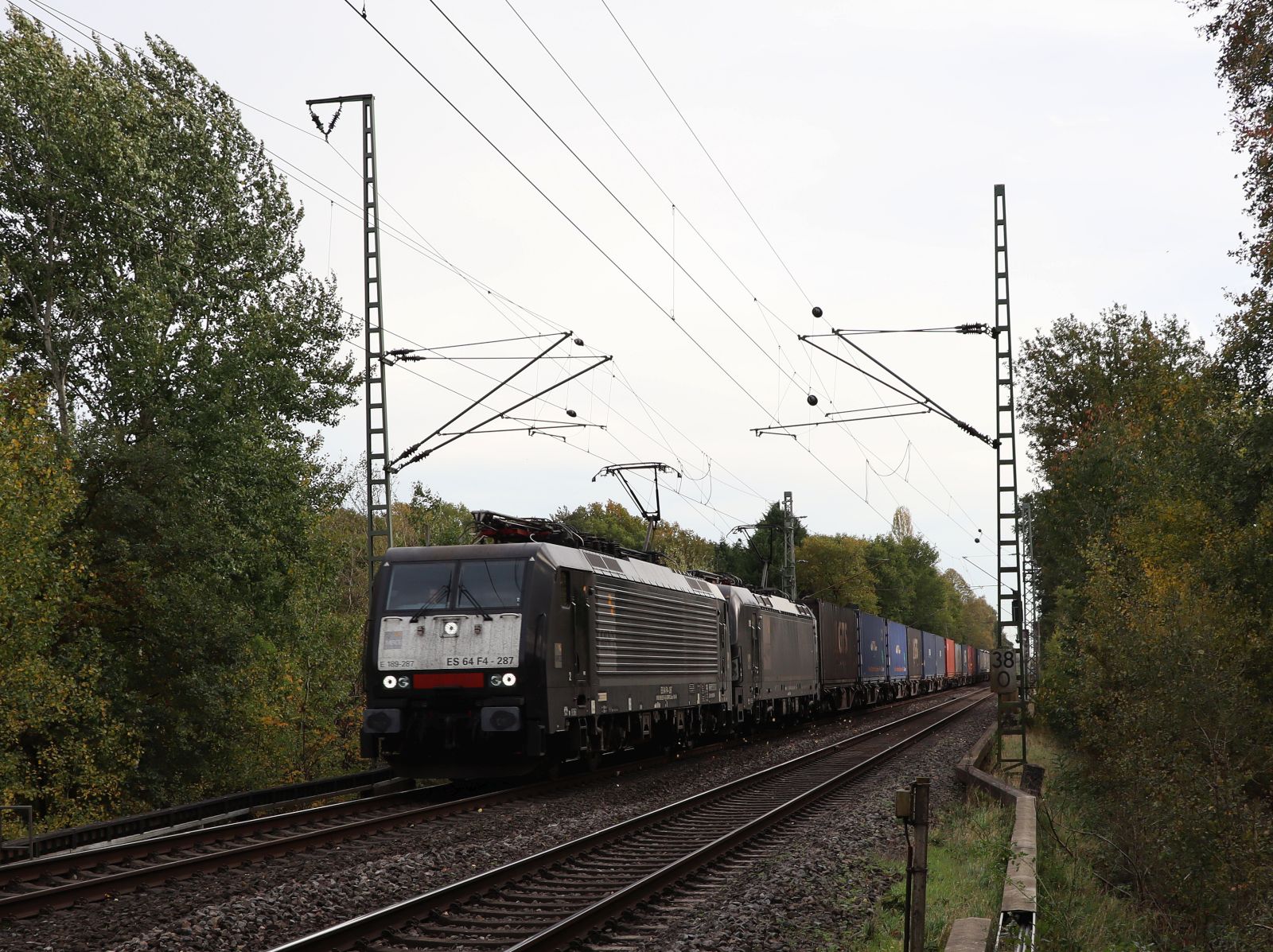 MRCE (Mitsui Rail Capital Europe) Lokomotive 189 287-6 (91 80 6189 287-6 D-DISPO) Grenzweg, Hamminkeln 03-11-2022.

MRCE (Mitsui Rail Capital Europe) locomotief 189 287-6 (91 80 6189 287-6 D-DISPO) Grenzweg, Hamminkeln 03-11-2022.