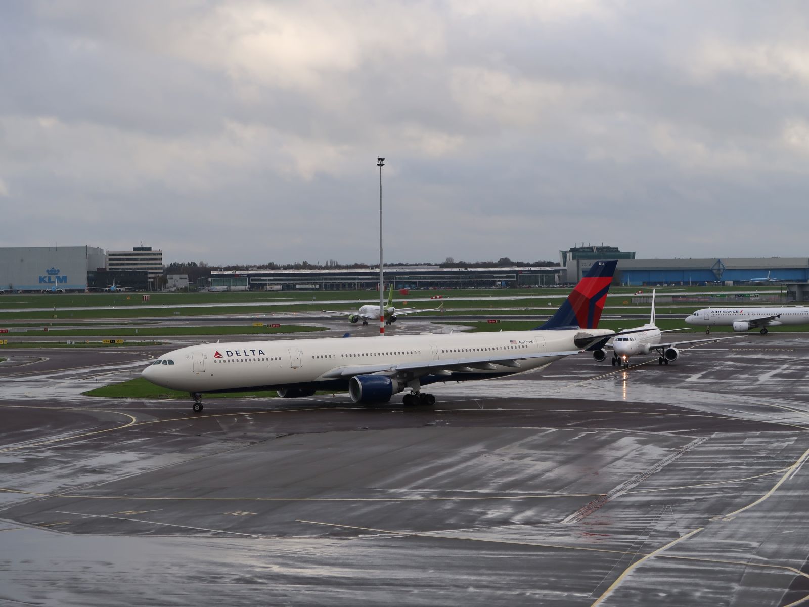 N813NW Delta Airlines Airbus A330-323X. Erstflug dieses Flugzeugs war am 30-11-2006. Flughafen Schiphol Amsterdam, Niederlande 13-11-2023. 

N813NW Delta Airlines Airbus A330-323X. Eerste vlucht van dit vliegtuig was op 30-11-2006. Luchthaven Schiphol 13-11-2023.