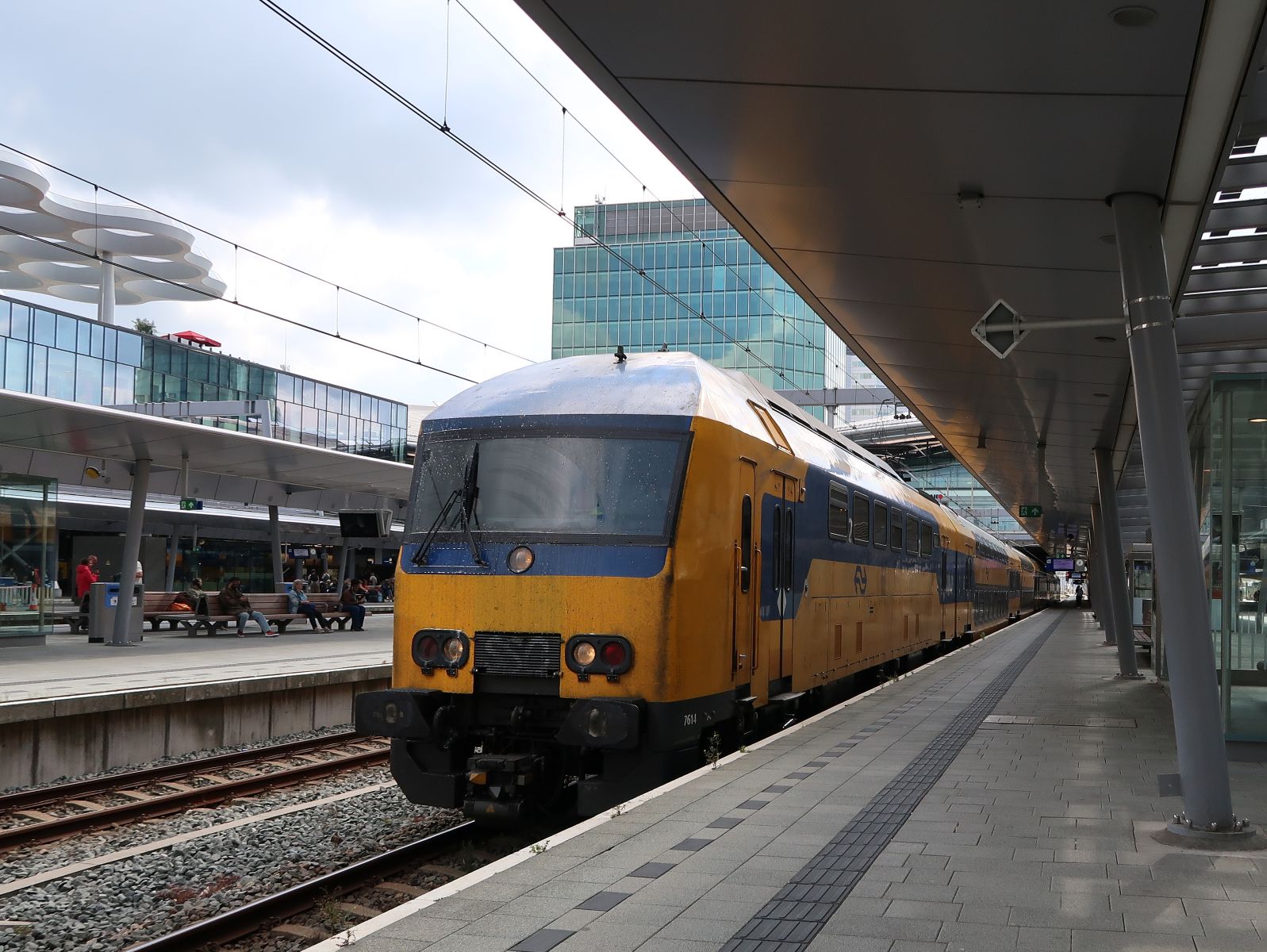 NS DDZ-6 Triebzug 7614 Gleis 11 Utrecht Centraal Station 14-09-2023.

NS DDZ-6 treinstel 7614 spoor 11 Utrecht Centraal Station 14-09-2023.