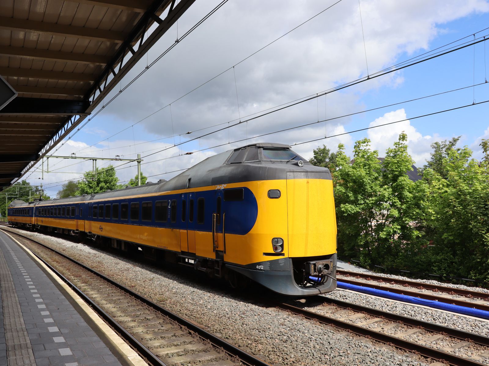 NS ICM-III Triebzug 4012 Gleis 5 Bahnhof Deventer 16-05-2023.

NS ICM-III treinstel 4012 spoor 5 station Deventer 16-05-2023.