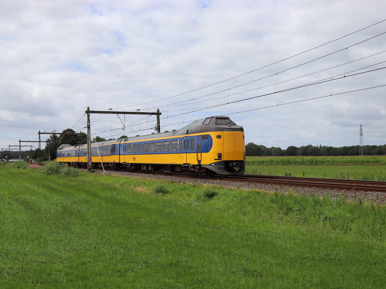 NS ICM-III Triebzug 4095 Zanddijk, Rijssen 07-08-2023.

NS ICM-III treinstel 4095 Zanddijk, Rijssen 07-08-2023.
