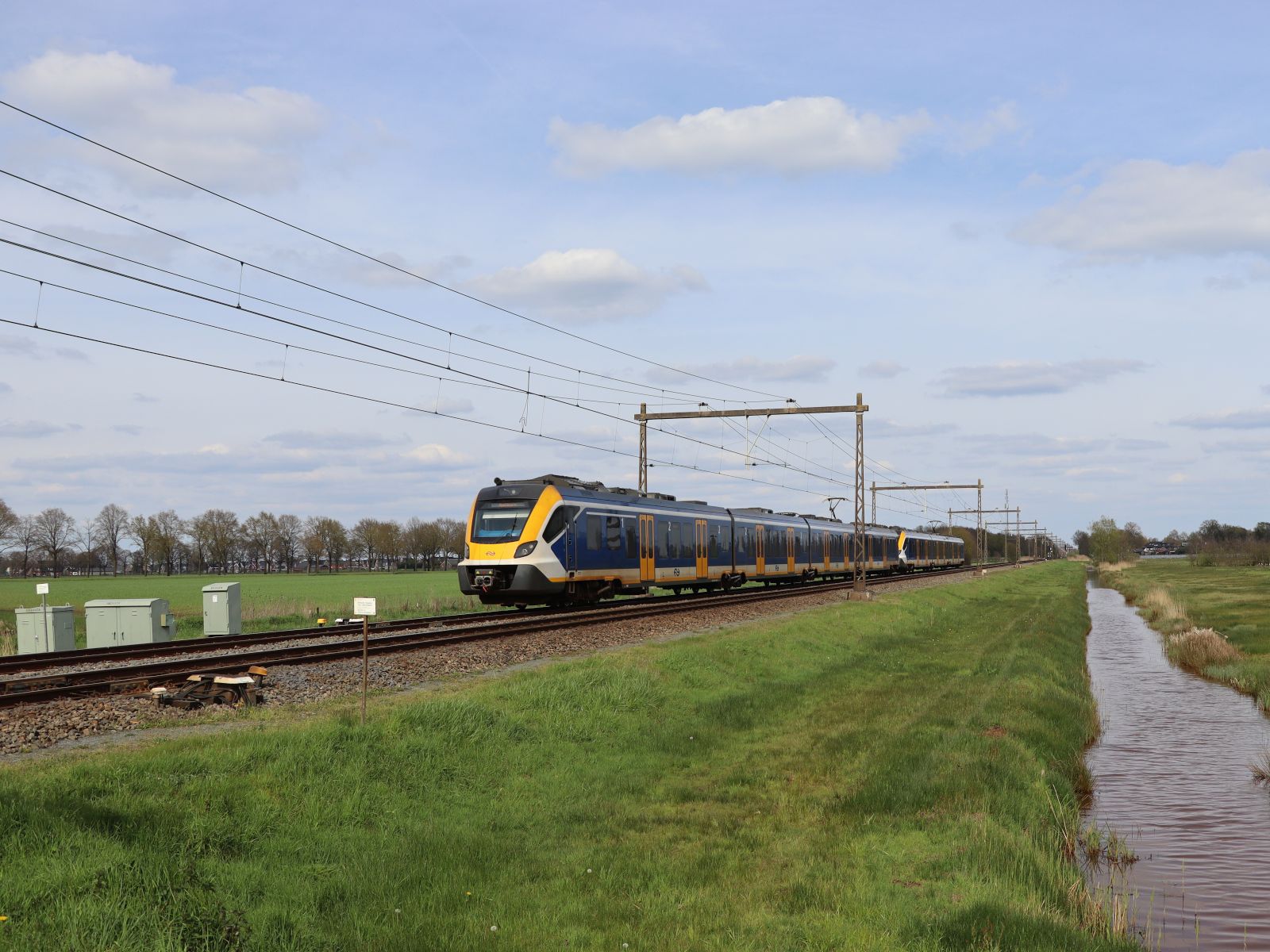 NS SNG-4 Triebzug 2717 Bahnbdergang Zanddijk, Rijssen 27-04-2023.

NS SNG-4 treinstel 2717 Overweg Zanddijk, Rijssen 27-04-2023.
