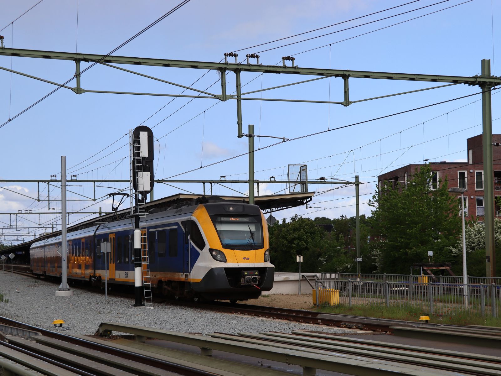 NS SNG-4 Triebzug 2717 Nahverkerhrszug 7035 von Apeldoorn nach Almelo. Abfahrt Bahnhof Deventer 16-05-2023.

NS SNG-4 treinstel 2717 als trein 7035 van Apeldoorn naar Almelo. Vertrek station Deventer 16-05-2023.