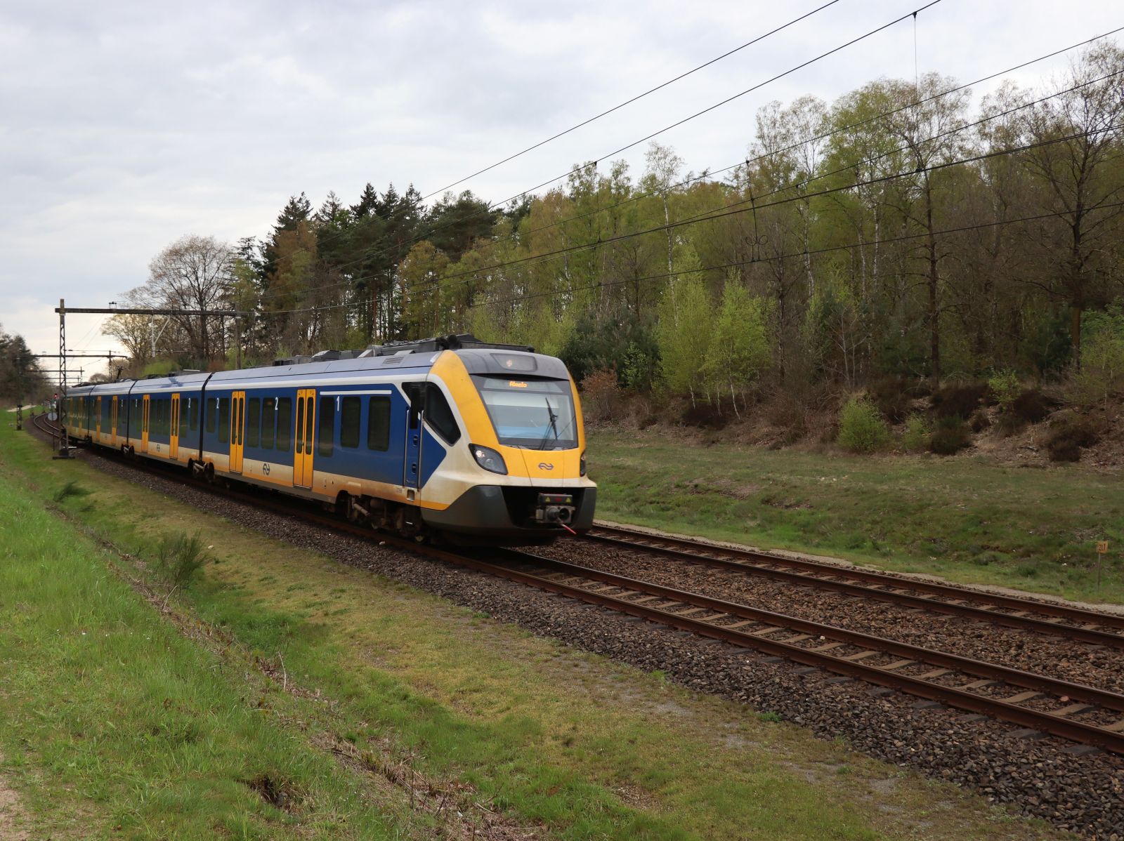 NS SNG-4 Triebzug 2759 Veenweg, Holten 26-04-2023.

NS SNG-4 treinstel 2759 Veenweg, Holten 26-04-2023.
