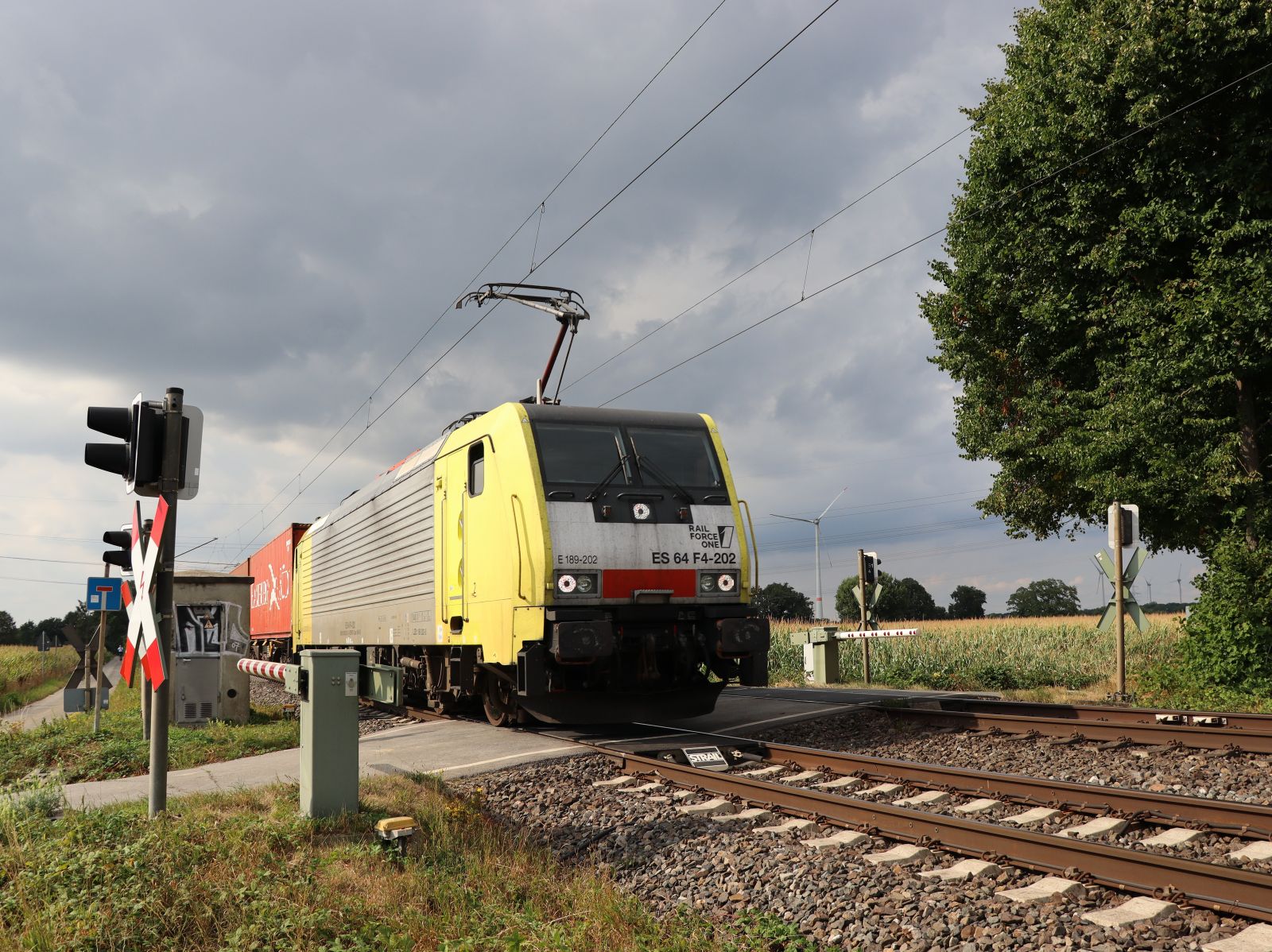 Rail Force One Lokomotive 189 202-5 ( 91 80 6189 202-5 D-DISPO ) bei Baahnbergang Wasserstrasse, Hamminkeln 18-08-2022.

Rail Force One locomotief 189 202-5 ( 91 80 6189 202-5 D-DISPO ) bij overweg Wasserstrasse, Hamminkeln 18-08-2022.