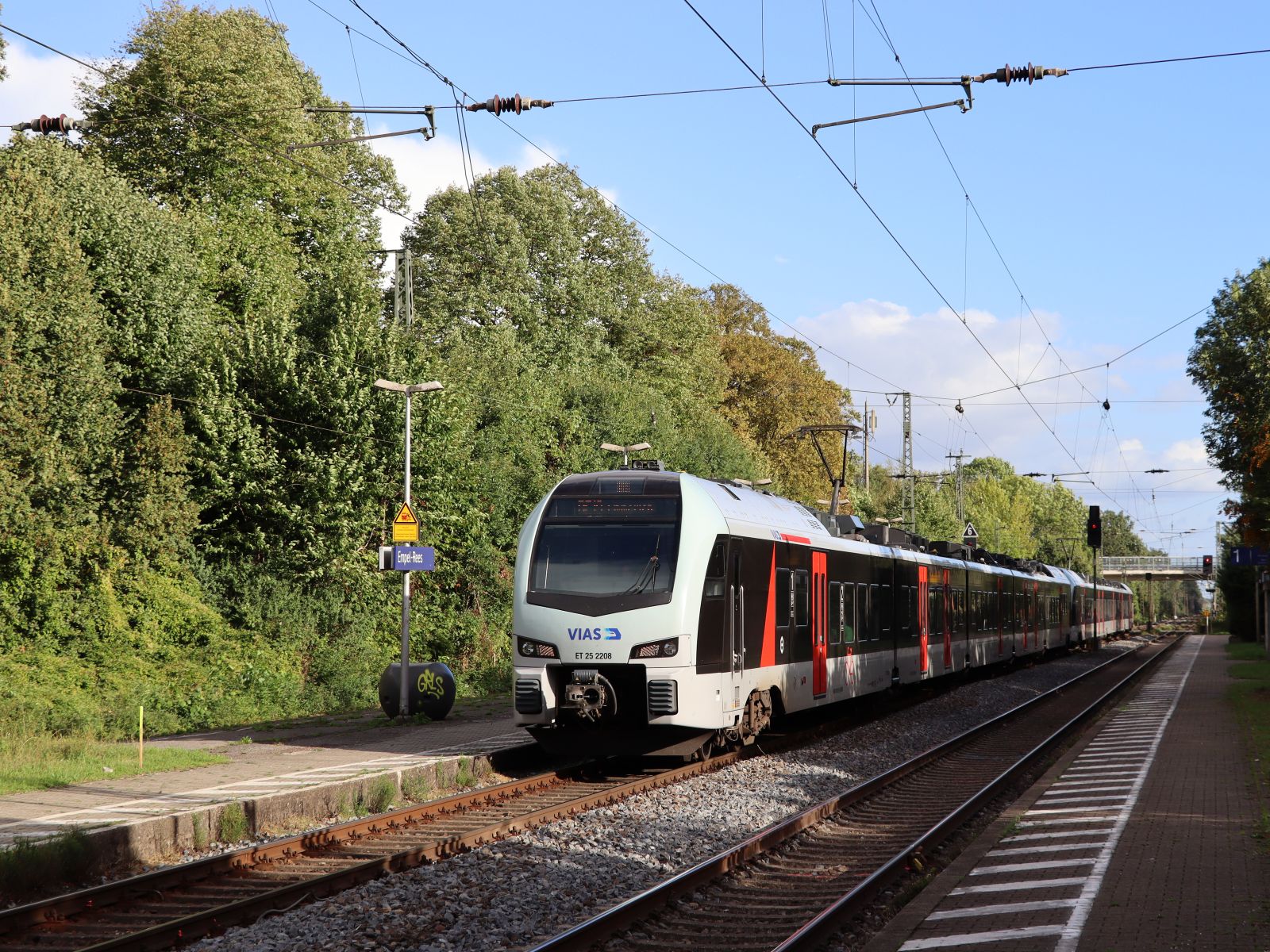Vias Triebzug ET 25 2208 und 25 2203 Gleis 2 Bahnhof Empel-Rees 16-09-2022.

Vias treinstel ET 25 2208 en 25 2203 spoor 2 station Empel-Rees 16-09-2022.
