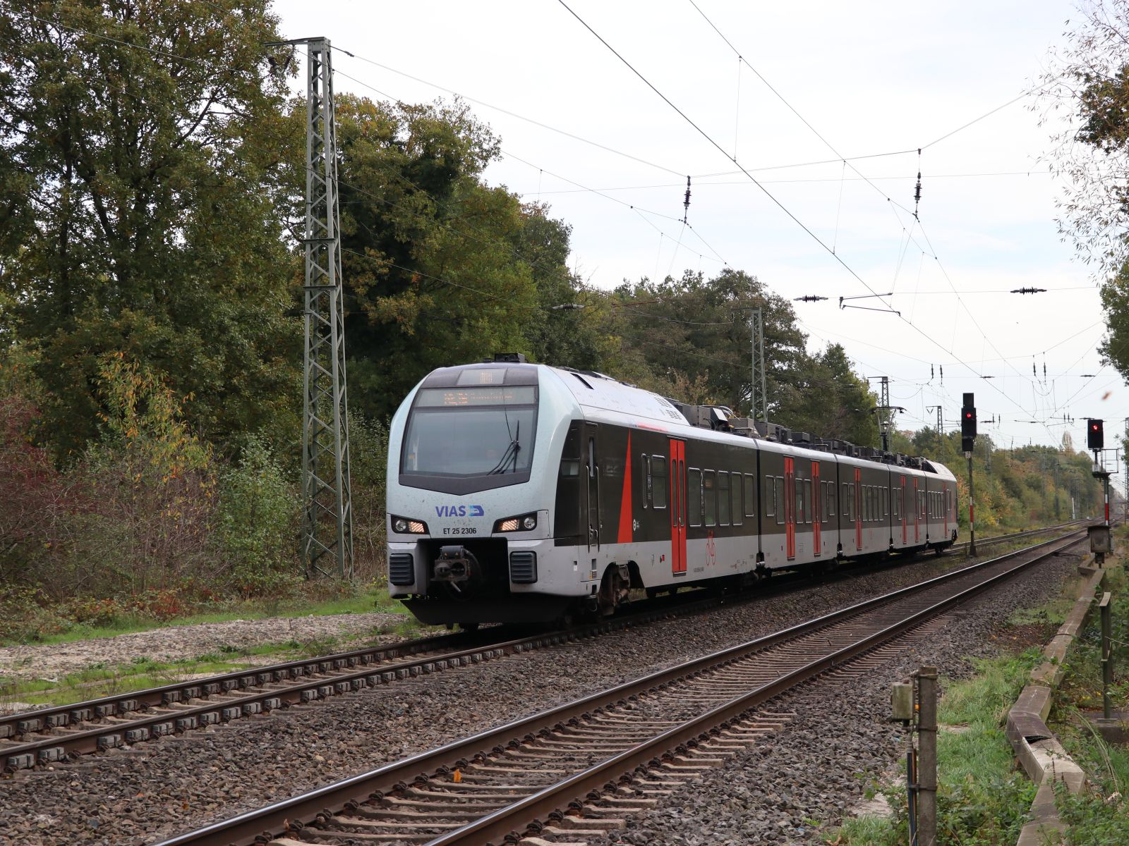 VIAS Triebzug ET 25 2306 Frietenweg, Hamminkeln 03-11-2022.

VIAS treinstel ET 25 2306 Frietenweg, Hamminkeln 03-11-2022.