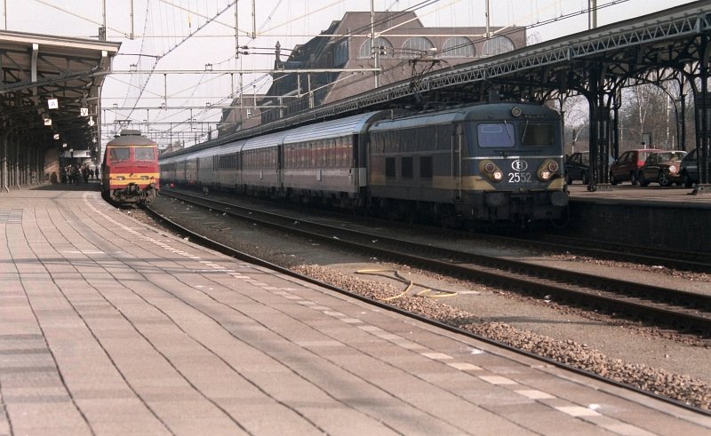 2552 mit Zug 284 nach Paris und links ein Nahverkehrzug nach Antwerpen in Roosendaal am 12-02-1996.
