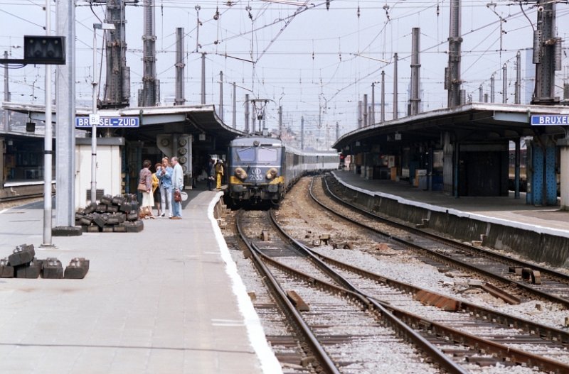 2555 mit D-Zug van Amsterdam CS nach Paris Nord fotografiert bei ankunft in Brussel Zuid am 20-05-1995.
