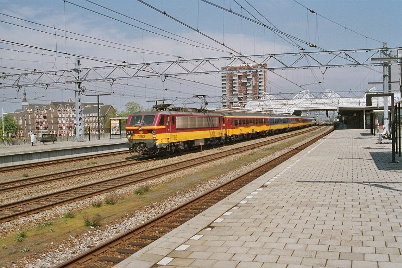 Benelux Zug nach Brussel-Zuid fotografiert in Leiden am 28-04-2004.