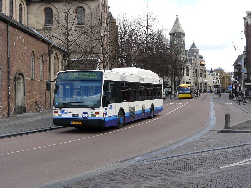 GVU 4099 DAF Van Hool A300 LPG Bus, Janskerkhof Utrecht 11-03-2009.
