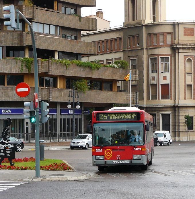 Mercedes Bus der EMT mit Nummer 6123 Plaza del Real Valencia, Spanien 05-09-2009.