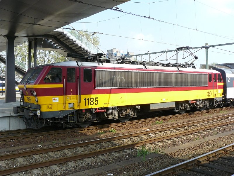 NMBS 1185 mit Zug Brussel-Amsterdam fotografiert in Rotterdam Centraal Station am 20-04-2009. 
