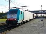NMBS Traxx Lok 2810 Antwerpen Noorderdokken 31-10-2014.

NMBS Traxx locomotief 2810 met een ketelwagentrein Antwerpen Noorderdokken 31-10-2014.