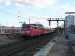 DB Lok 111 008-9 mit Silberlingen Gleis 3 in Wesel 18-04-2015.

DB locomotief 111 008-9 met Silberlingen spoor 3 in Wesel 18-04-2015.