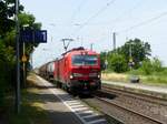 DB Cargo Vectron Lokomotive 193 324-1 Durchfahrt Gleis 1 Bahnhof Empel-Rees 19-06-2021.

DB Cargo Vectron locomotief 193 324-1 doorkomst spoor 1 station Empel-Rees 19-06-2021.