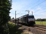 DB Cargo Lokomotive 189 099-5 (91 80 6189 099-5 D-DB) Bahnbergang Bernte, Emsbren 03-06-2022.