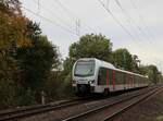 VIAS Triebzug ET 25 2214 bei Bahnbergang Grenzweg Hamminkeln 03-11-2022.