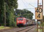 DB Cargo Lokomotive 189 822-0 (91 80 6189 822-0 D-DB) bei Bahnbergang Wasserstrasse Hamminkeln 18-08-2022.