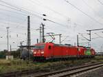Elektrisch/816956/db-cargo-lokomotive-185-248-2-91 DB Cargo Lokomotive 185 248-2 (91 80 6 185 248-2 D-DB) und 193 312-6 (91 80 6193 312-6 D-DB) mit Aufschrift 'Das ist grun'. Gterbahnhof Oberhausen West 18-08-2022.

DB Cargo locomotief 185 248-2 (91 80 6 185 248-2 D-DB) en 193 312-6 (91 80 6193 312-6 D-DB) met opschrift 'Das ist grun'. Goederenstation Oberhausen West 18-08-2022.