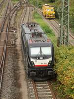 Elektrisch/817332/rail-force-one-lokomotive-187-103-7 Rail Force One Lokomotive 187 103-7 (91 80 6187 103-7 D-DISPO) Nierenbergerstrasse, Emmerich am Rhein 03-11-2022.

Rail Force One locomotief 187 103-7 (91 80 6187 103-7 D-DISPO) gehuurd van MRCE. Viaduct Nierenbergerstrasse, Emmerich 03-11-2022.