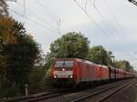DB Cargo Lokomotive 189 083-9 mit Schwesterlok bei Bahnbergang Grenzweg, Hamminkeln 03-11-2022.