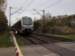 VIAS Triebzug ET 25 2305 Bahnbergang Schwarzer Weg, Emmerich am Rhein, 03-11-2022.
