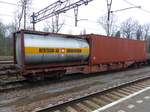 Sgns Drehgestell-Containertragwagen aus Rumnien von Touax mit Nummer 33 RIV 53 RO-TOUAX 4557 672-2 Gleis 6 Dordrecht, Neiderlande 16-02-2017.