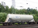 Uacns Silowagen aus Frankreich von EVS mit Nummer 33 RIV 87 F-EVS 9326 762-0 Rangierbahnhof Gremberg, Kln 09-07-2016.

Uacns silowagen uit Frankrijk van EVS met nummer 33 RIV 87 F-EVS 9326 762-0 rangeerstation Gremberg, Keulen, Duitsland 09-07-2016.