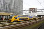 IRM TW 9514 mit Aufschrift  Lekker lezen doe je in de trein , Gleis 8b Leiden Centraal Station 08-12-2013.