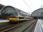 Lok 1774 mit EN 456 auf Gleis 7 Amsterdam Centraal Station 04-06-2014.

Locomotief 1774 met trein EN 456 vertraagd op spoor 7 Amsterdam Centraal Station 04-06-2014.