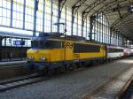 Lok 1764 mit IC Wagen Bauart ICR Gleis 2 Den Haag Hollands Spoor 13-04-2014.

Locomotief 1764 met ICR-rijtuigen voor de trein naar Brussel. Spoor 2 Den Haag Hollands Spoor 13-04-2014.