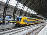 Elektrisch/362499/tw-7511-bauart-ddz-4-auf-gleis TW 7511 Bauart DDZ-4 auf Gleis 7 Amsterdam Centraal Station 30-07-2014.

DDZ-4 treinstel 7511 als stoptrein naar Uitgeest op spoor 7 Amsterdam Centraal Station 30-07-2014.