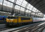 Lok 1739 mit IC 145 nach Berlin auf Gleis 8a Amsterdam Centraal Station 02-04-2014.

Loc 1739 met IC 145 naar Berlijn op spoor 8a Amsterdam Centraal Station 02-04-2014.