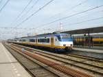 2137 en 2984 Gleis 12 Utrecht Centraal Station 24-04-2015.

2137 en 2984 binnenkomst spoor 12 Utrecht Centraal Station 24-04-2015.