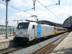 NMBS Traxx Lok 2861 (186 183-0 Railpool). Gleis 15 Amsterdam Centraal Station 24-06-2015.


NMBS Traxx loc 2861 is gehuurd 186 183-0 van Railpool. Spoor 15 Amsterdam Centraal Station 24-06-2015.