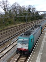 NMBS Lok 2812 mit Intercity von Amsterdam nach Brssel. Gleis 5 Dordrecht, Niederlande 07-04-2016.

NMBS loc 2812 met intercity van Amsterdam naar Brussel. Spoor 5 Dordrecht 07-04-2016.