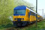 NS DDZ Triebzug 7501. Bei Bahnbergang Cronesteinpad, Leiden 21-05-2018.

NS DDZ treinstel 7501. Bij de overweg Cronesteinpad, Leiden 21-05-2018.