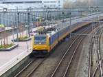 NS TRAXX Lok 186 012 (91 84 1186 012-8 NL-NS) Gleis 4 Rotterdam Centraal Station 22-03-2018.
NS TRAXX loc 186 012 (91 84 1186 012-8 NL-NS) spoor 4 Rotterdam CS 22-03-2018.