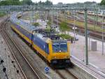 NS Lok 186 019-3 (91 84 11 86 019-3 NL-NS) Einfahrt mit ICR Wagen Gleis 3 Rotterdam Centraal Station 04-08-2017.

NS loc 186 019-3 (91 84 11 86 019-3 NL-NS) binnenkomst met ICR rijtuigen spoor 3 Rotterdam CS 04-08-2017.