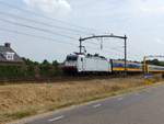 Elektrisch/690157/ns-traxx-lokomotive-186-238-2-91 NS TRAXX Lokomotive 186 238-2 (91 80 61 86 238-2 D-NS) Kapelweg, Boxtel  19-07-2018.

NS TRAXX locomotief 186 238-2 (91 80 61 86 238-2 D-NS) Kapelweg, Boxtel  19-07-2018.