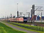 DB Cargo Lokomotive 189 047-4 mit Schwesterlok Vondelingenweg, Vondelingenplaat Rotterdam 23-10-2020.

DB Cargo locmotief 189 047-4 met zusterloc Vondelingenweg, Vondelingenplaat Rotterdam 23-10-2020.