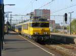 was-es-bald-nicht-mehr-gibt/308011/ns-lok-1733-mit-intercity-nach NS Lok 1733 mit Intercity nach Venlo. Gleis 1 in Tilburg 24-10-2013.

NS locomotief 1733 met ICR rijtuigen als intercity naar Venlo op spoor 1 in Tilburg 24-10-2013.