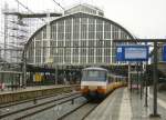 Gleis 11, 12 en 13 mit SGM-3 TW 2974. Amsterdam Centraal Station 08-10-2014.

Spoor 11, 12 en 13 met op spoor 11 SGM-3 treinstel 2974. Amsterdam Centraal Station 08-10-2014.