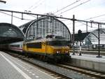 NS loc 1745 mit Intercity nach Berlijn. Gleis 10 Amsterdam Centraal Station 02-12-2015.

NS loc 1745 met intercity naar Berlijn. Spoor 10 Amsterdam CS 02-12-2015.