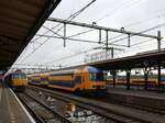 was-es-bald-nicht-mehr-gibt/803980/ns-ddz-iv-triebzug-7536-auf-gleis NS DDZ-IV Triebzug 7536 auf Gleis 3 und Gleis 1 NMBS MS 75 Triebwagen 836. Roosendaal, Niederlande  01-04-2022.

NS DDZ-IV treinstel 7536 op spoor 3 en op spoor 1 NMBS treinstel type MS 75 nummer 836. Roosendaal, Nederland  01-04-2022.