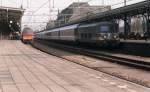was-es-bald-nicht-mehr-gibt/8819/2552-mit-zug-284-nach-paris 2552 mit Zug 284 nach Paris und links ein Nahverkehrzug nach Antwerpen in Roosendaal am 12-02-1996.