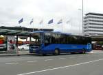 Arriva Qliner Bus 7727 Volvo 8900 Baujahr 2012. Flughafen Schiphol (Amsterdam) 19-07-2015.

Arriva Qliner bus 7727 Volvo 8900 bouwjaar 2012. Busstation Schiphol 19-07-2015.