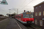 Eine regelrechte Stolperfalle ist der Bahnsteig der S-Bahn in Dsseldorf-Benrath, an dem soeben 420 443 hlt.